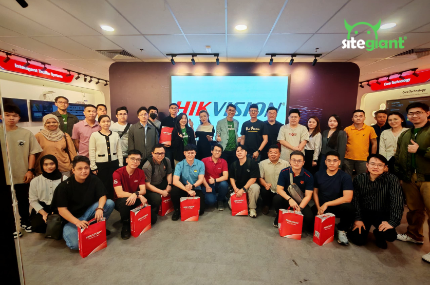 sitegiant hikvision collaboration event group photo